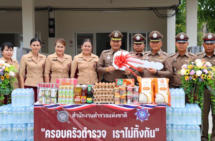 รับมอบกุญแจบ้านพักเรือนแถว สภ.ละหานทราย